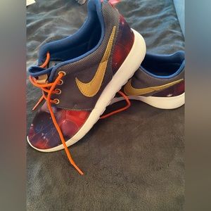 NIKE cosmic print shoes 5.5Y size